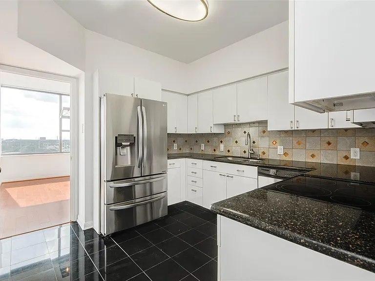 15 Greenway Plz #10G — Photo 22