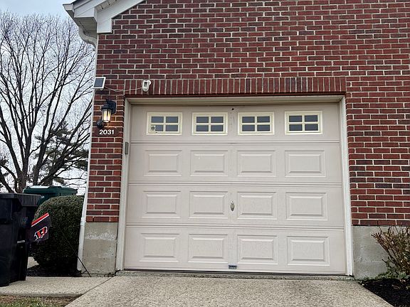 Attached One Car Garage
(leads to laundry room)