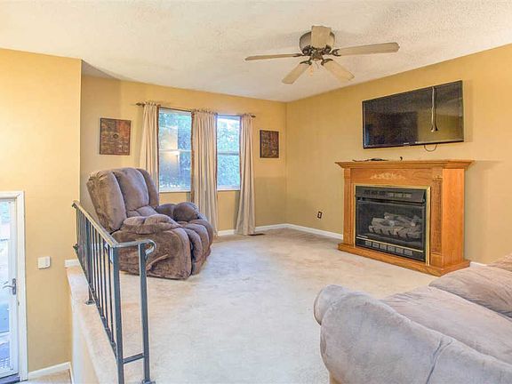 3rd image of 3110 Somerset Dr SE