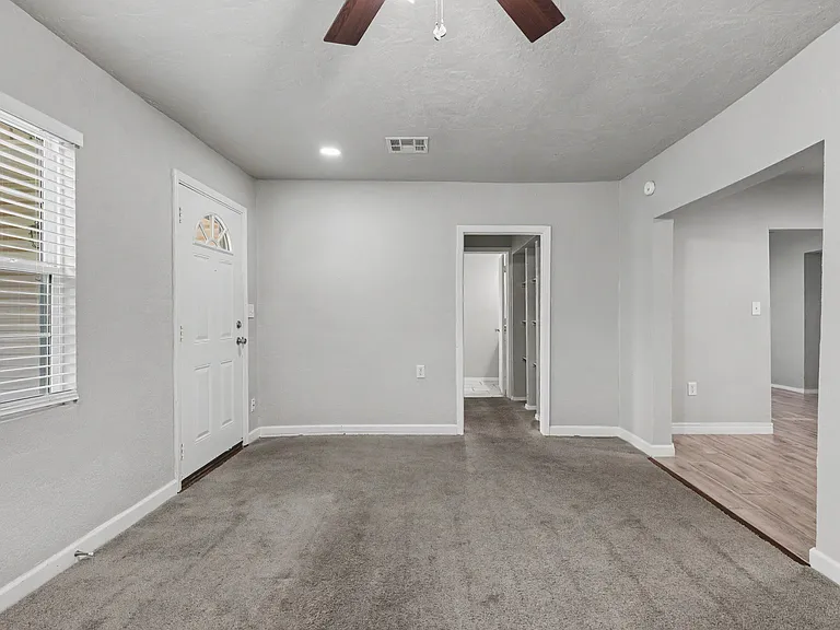 537 SW 46th St — Photo 9