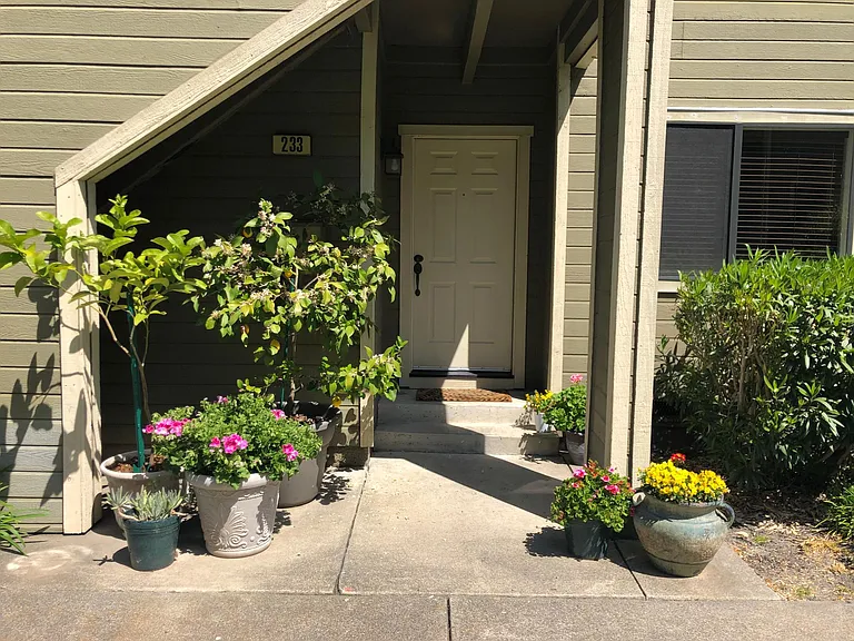 233 Enterprise Dr — Photo 2