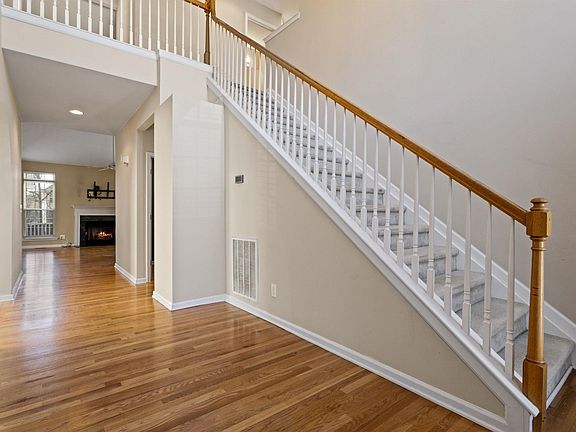 4th image of 122 E Glohaven Pl