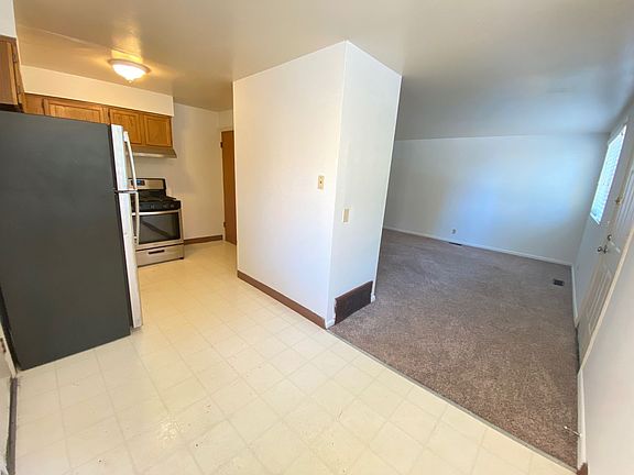 4th image of 94 W Lane Ave #B