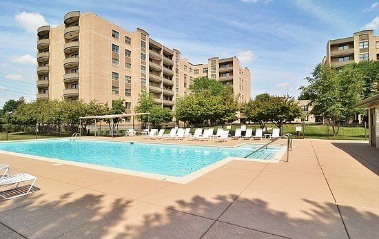 4th image of 4545 W Touhy Ave APT 619