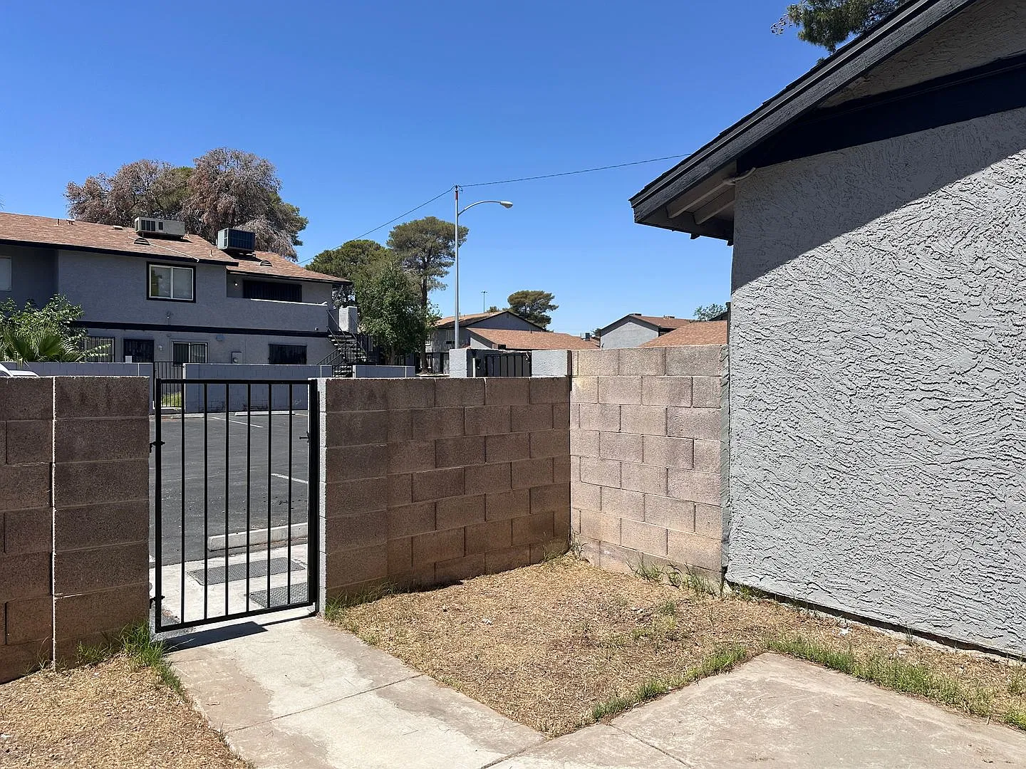 2 Bed 2 Bath Townhome Near The I-15 And Cheyenne — Photo 4