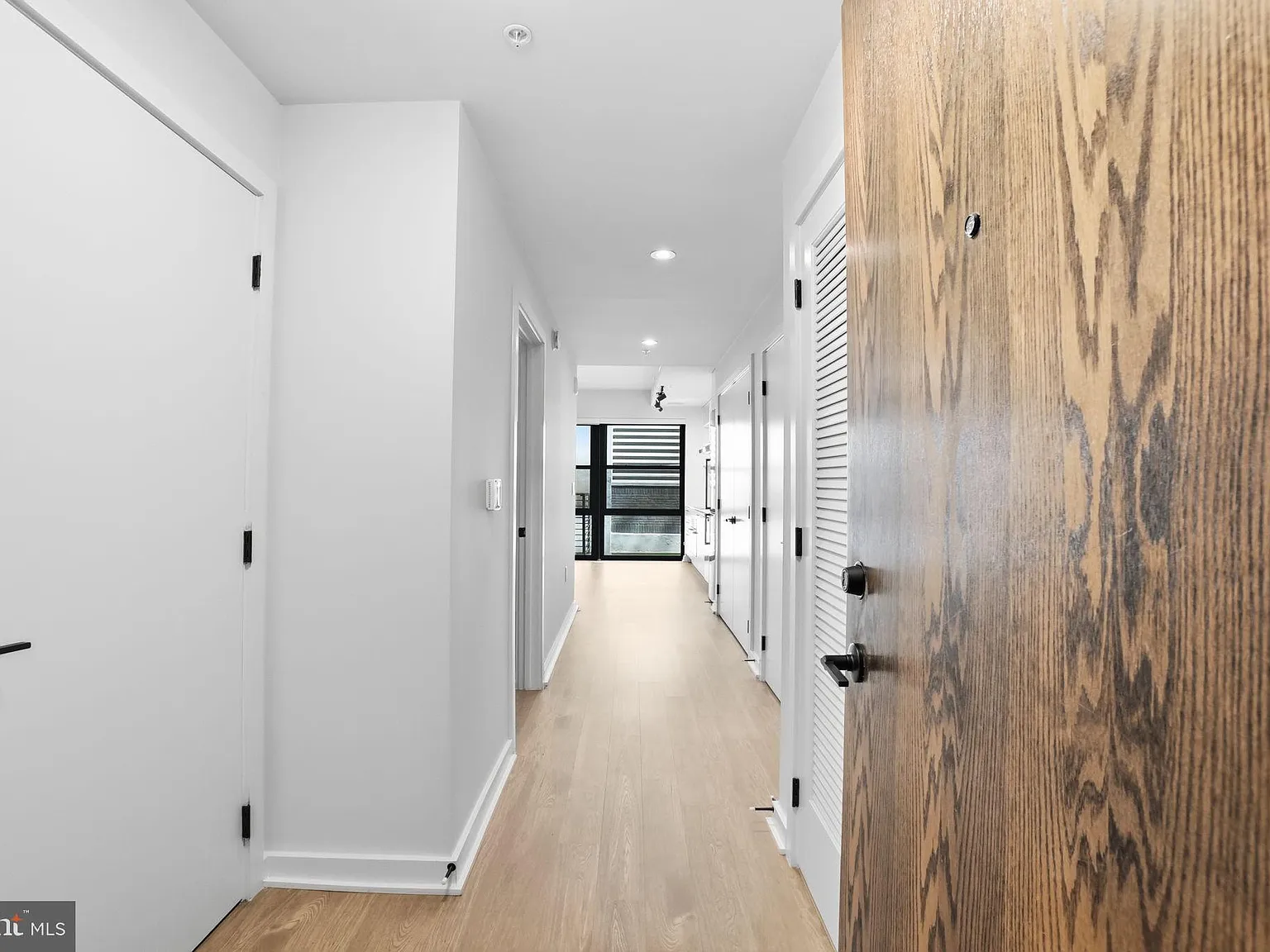 1 bed, 1.0 bath, 621 sqft, $2,299 — Photo 2