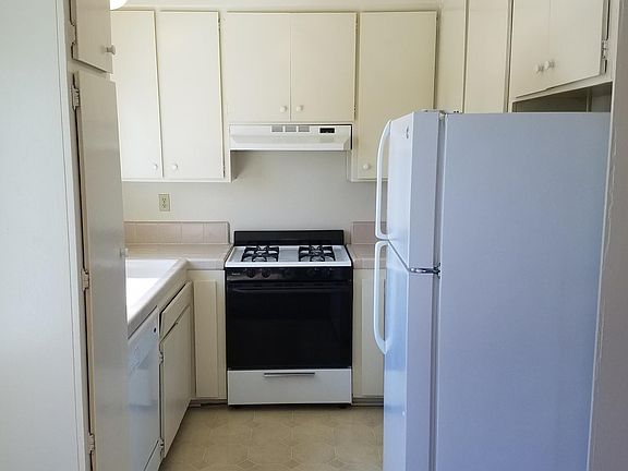 4th image of 4755 Ingraham St APT 8