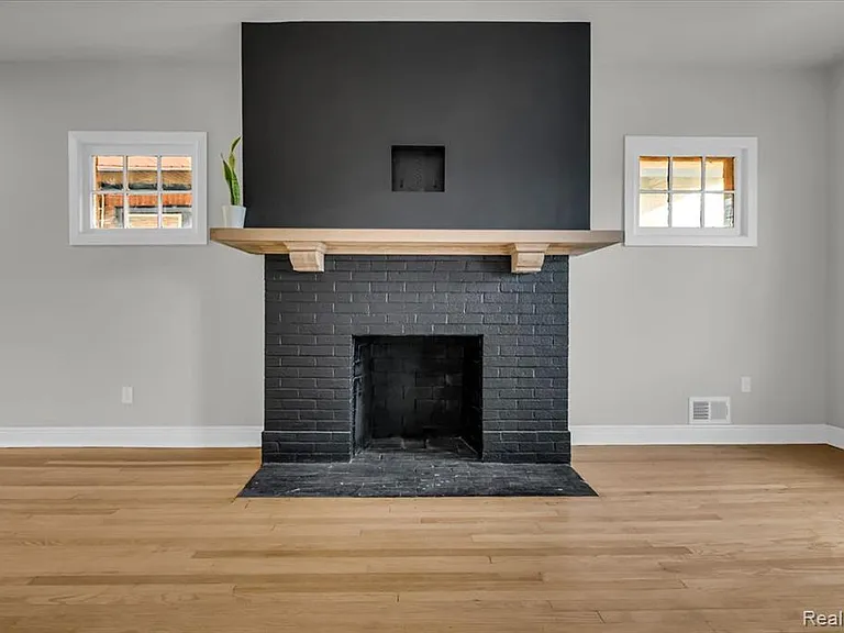 1502 Virginia Park St — Photo 4