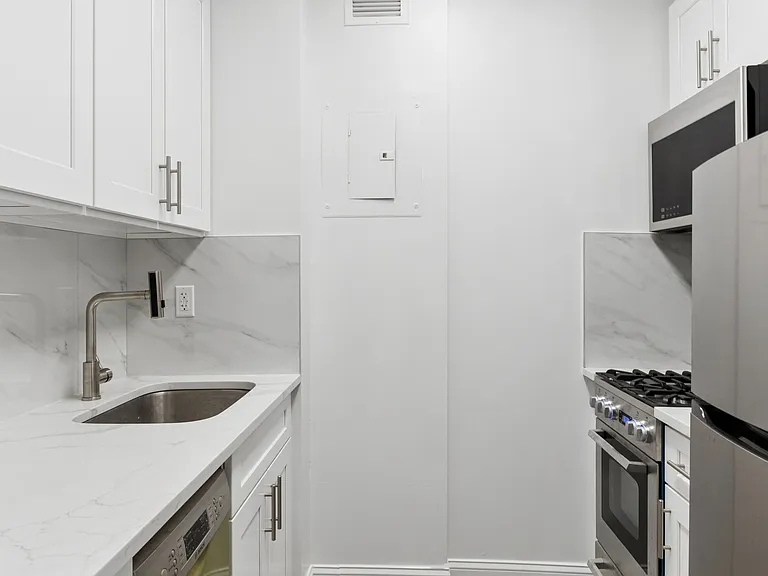 201 W 72nd St #10F — Photo 4