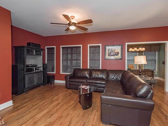 Open plan all living space is on the 2nd floor, Family Room, Dining room, Kitchen and office.