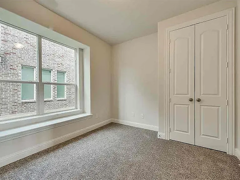 4737 Mulholland Dr — Photo 20