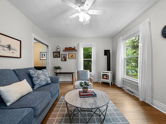 3rd image of 615 Webster St