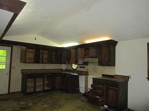 4th image of 990 Robin Hill Dr