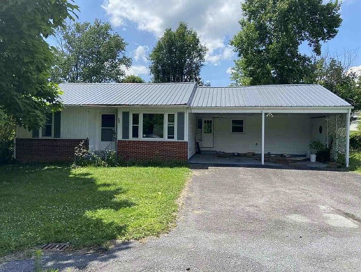 1st image of 200 Honeysuckle Ln