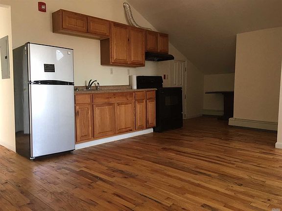 3rd image of 18 Bayville Ave