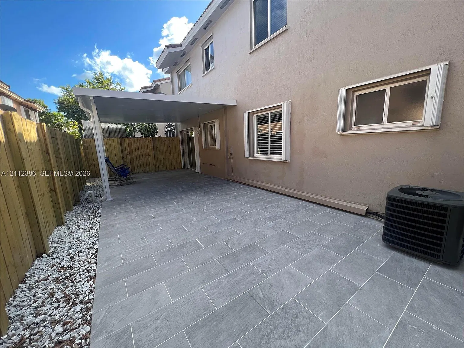 3 bed, 3.0 bath, 1018 sqft, $2,700 — Photo 2