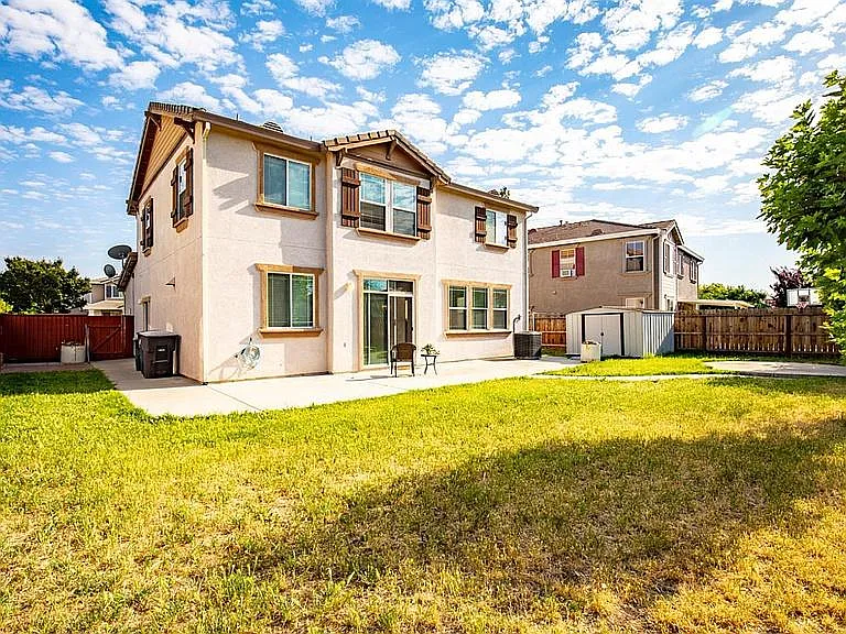 921 Windsong Dr — Photo 4