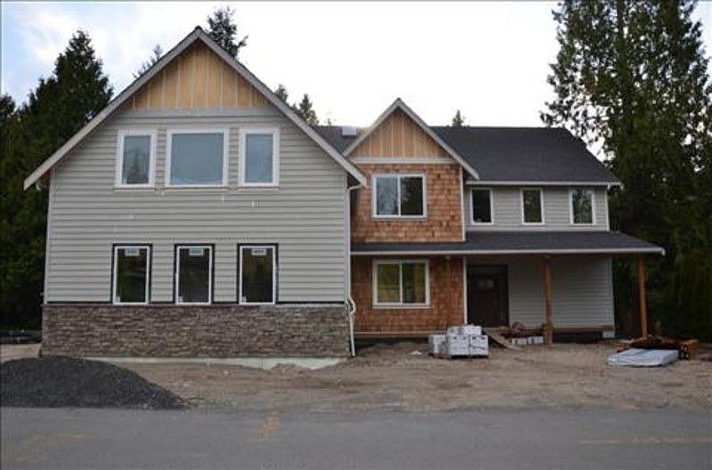 1st image of 212 223rd Pl NE