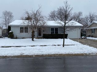 943 Grissom Trl, Elk Grove Village, IL 60007