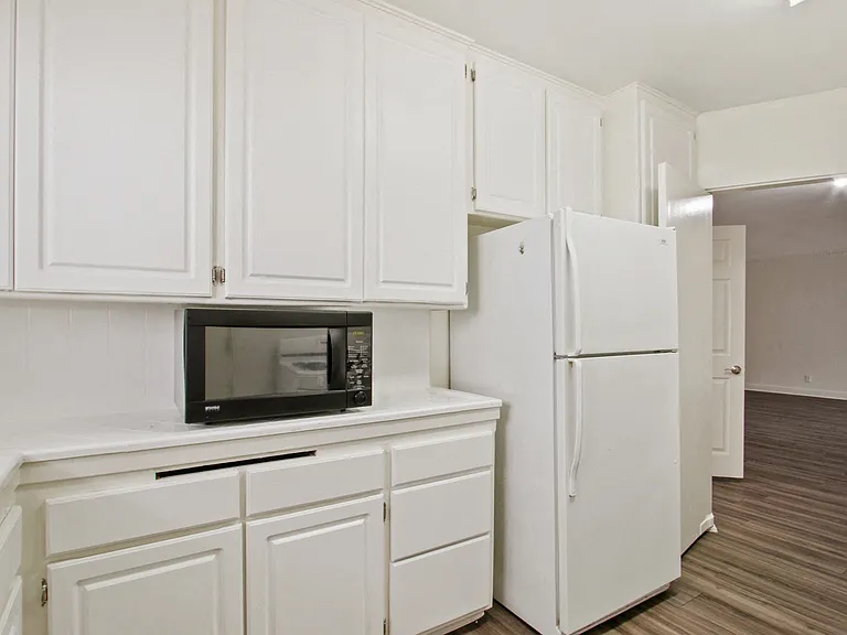 Levering Apartments — Photo 30
