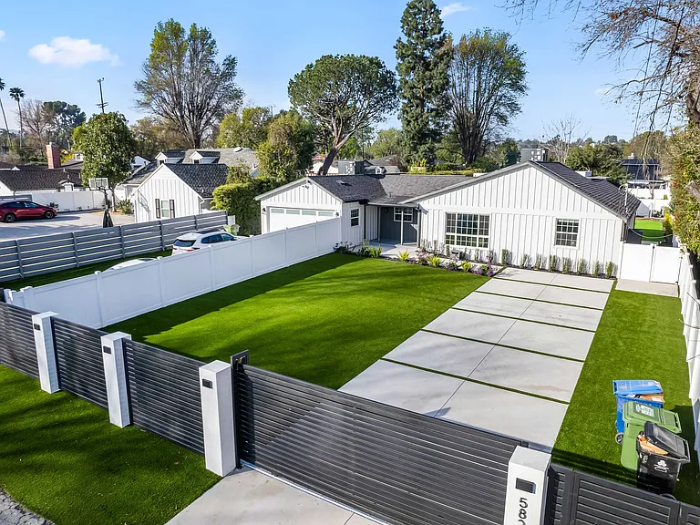 5827 Jumilla Ave — Photo 2