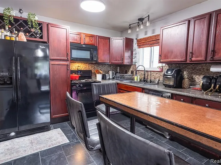 23400 Reynolds Ave — Photo 8