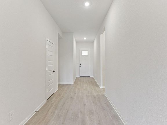 3rd image of 104 Pendleton Dr