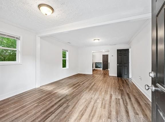 4th image of 155 Horton St