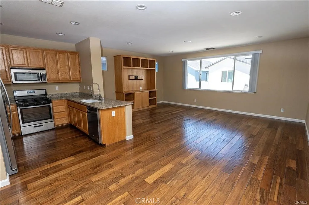 2 bed, 1275 sqft, $2,300 — Photo 4