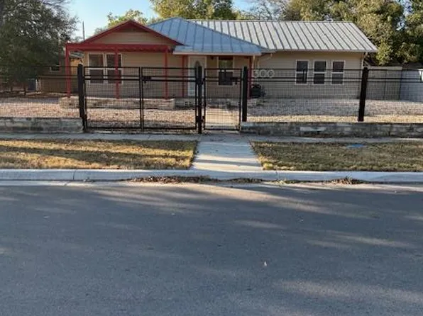 300 Westminster St, Kerrville, TX 78028