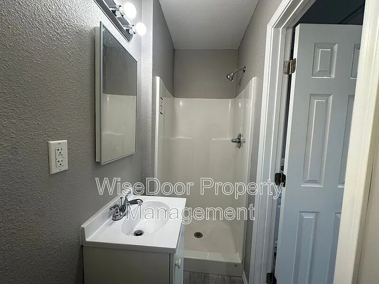 2752 E 58th St #B — Photo 7