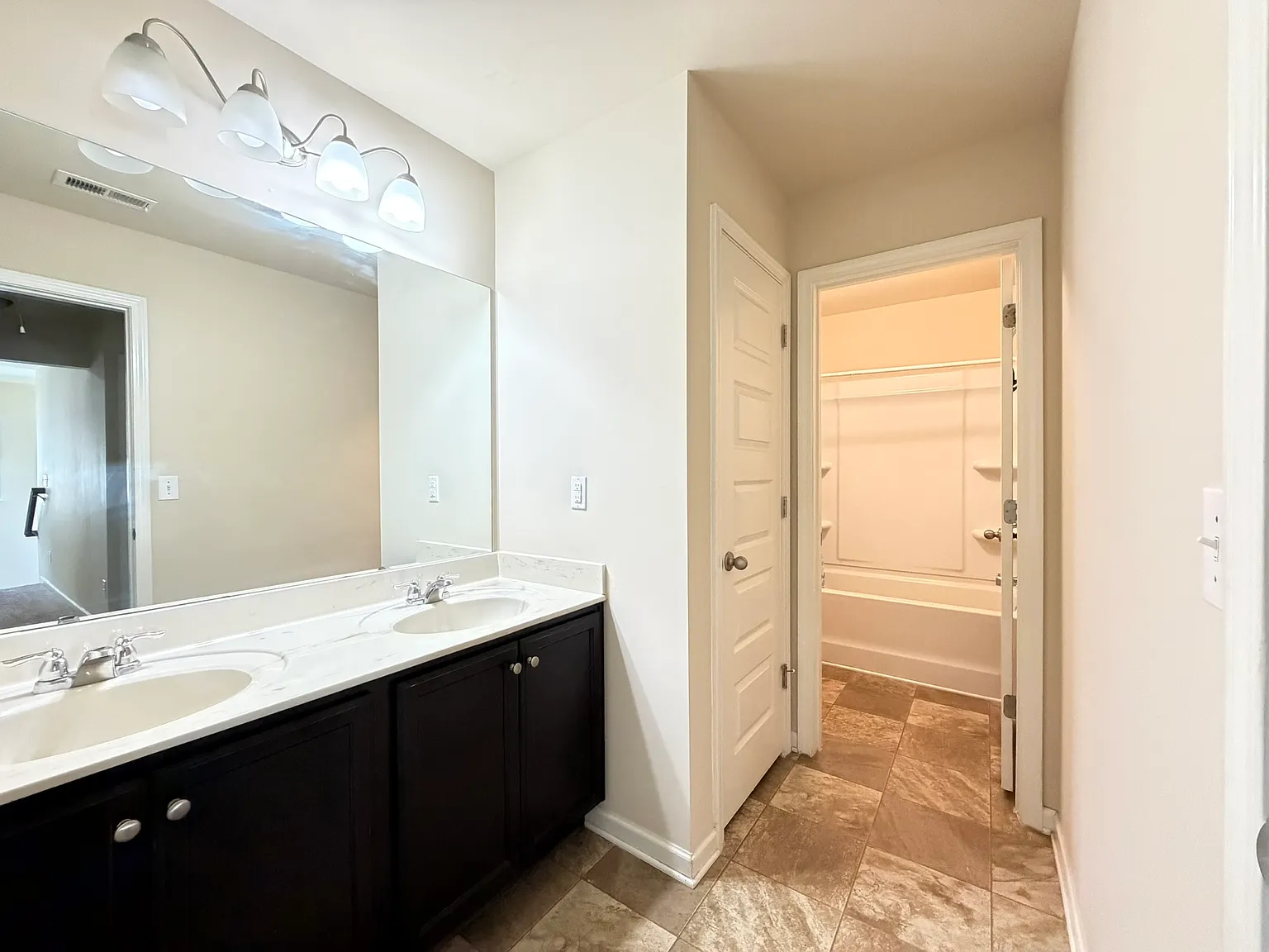 5 bed, 2802 sqft, $2,550 — Photo 4