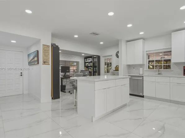 11621 NW 58th Pl, Hialeah, FL 33012