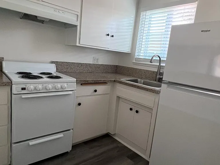 6245 Kester Ave — Photo 9