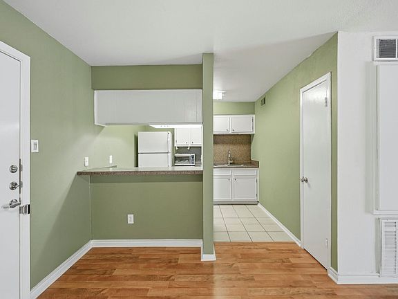 5th image of 3131 Cummins St APT 80