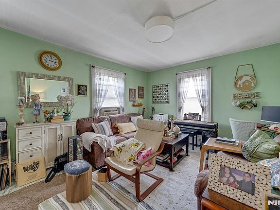 3rd image of 216 Irving Pl