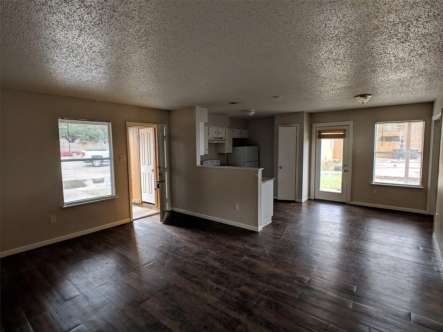2 bed, 1.0 bath, 700 sqft, $999 — Photo 3