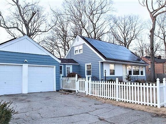 2nd image of 610 Lakeside Dr