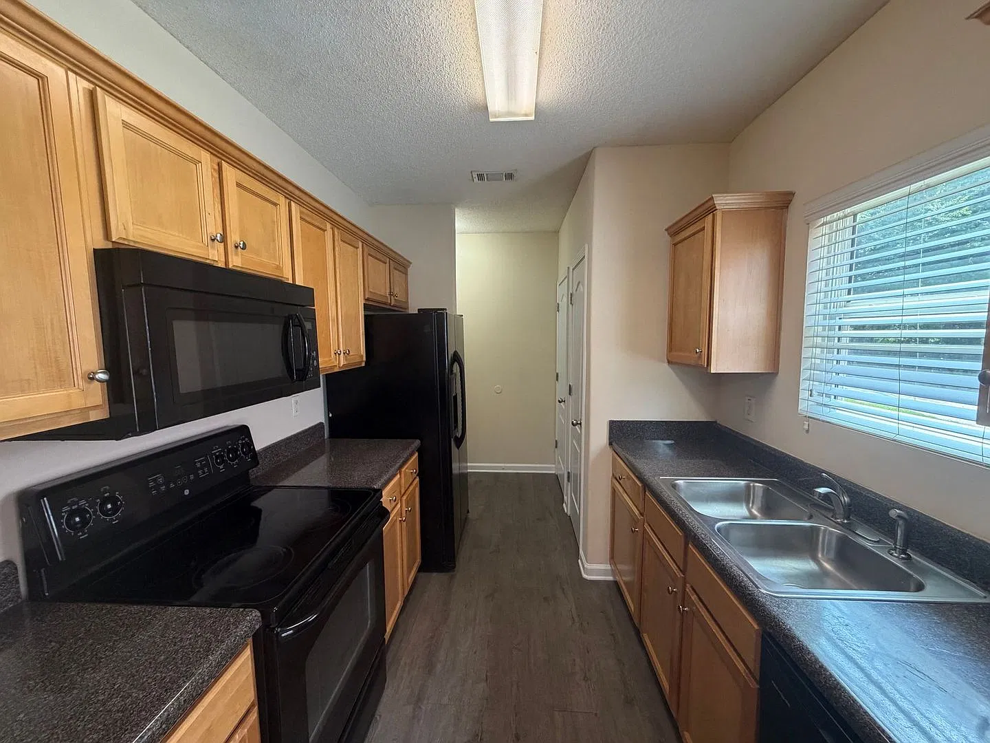 Roommate Matching Only! Leasing For August 1 2027! Fenced In Yard! — Photo 3