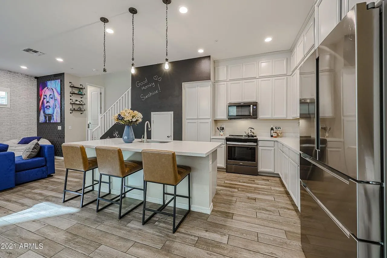 4 bed, 2407 sqft, $3,000 — Photo 4