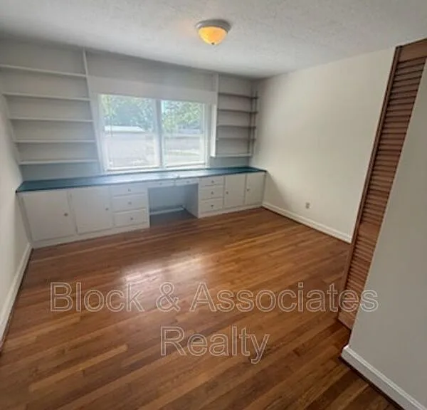 1723 Brook Dr — Photo 5