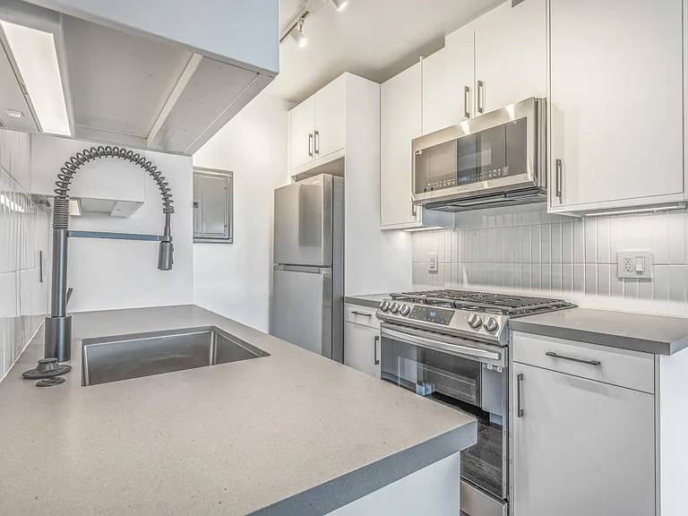 305 Strand St #B — Photo 2
