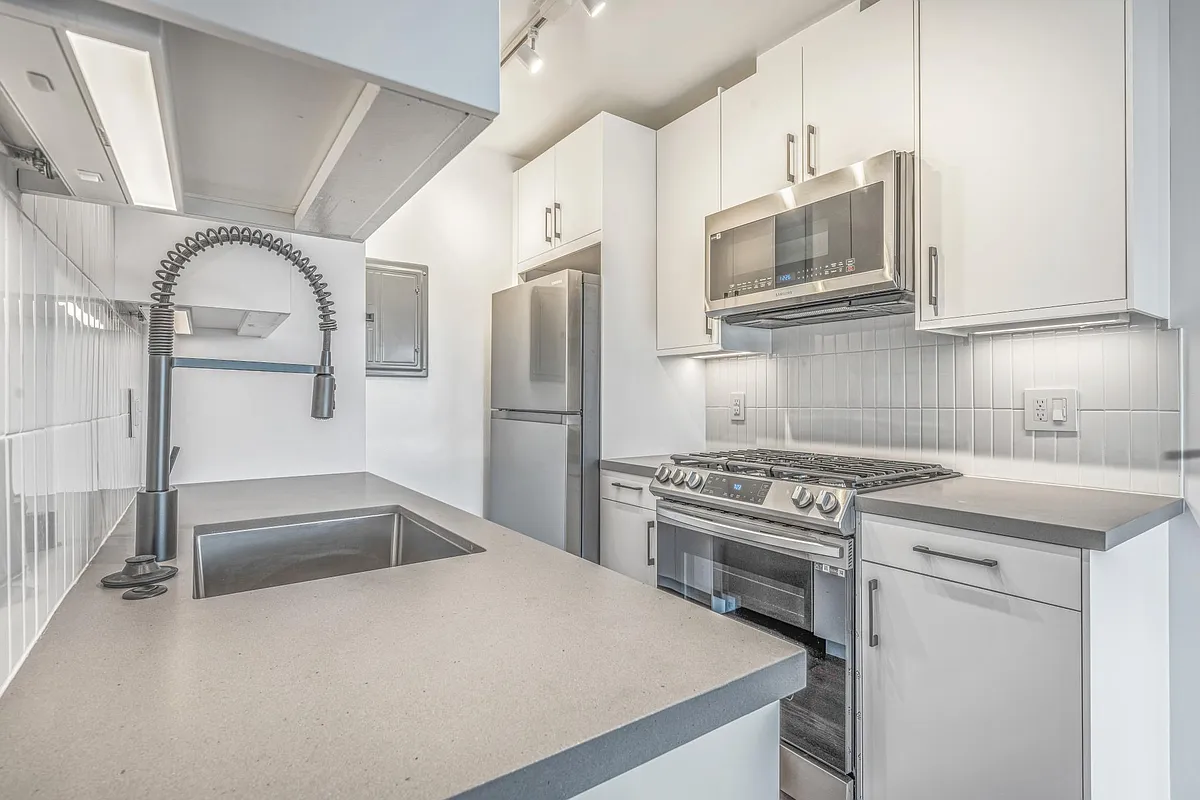 Building Photo - 305 Strand St #B