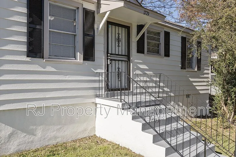 3 bed, 1.0 bath, 896 sqft, $1,095 — Photo 4