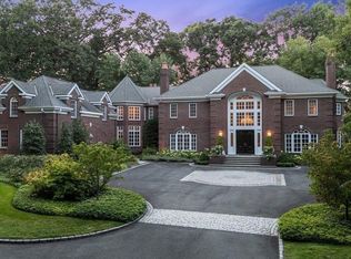 1 La Colline Dr, Mill Neck, NY 11765