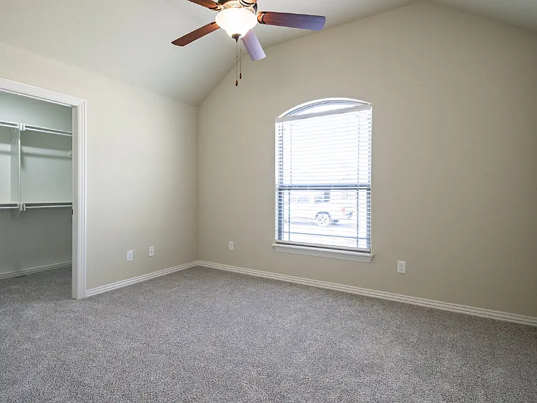 921 Sassafras Ln — Photo 2