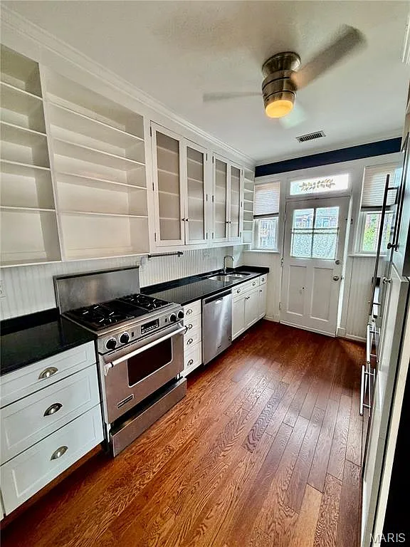 2 bed, 1.0 bath, 1395 sqft, $2,300 — Photo 2