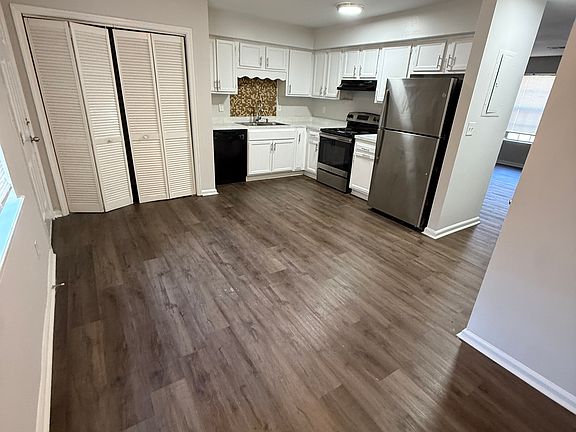 4th image of 393 Sprucewood Ct #393