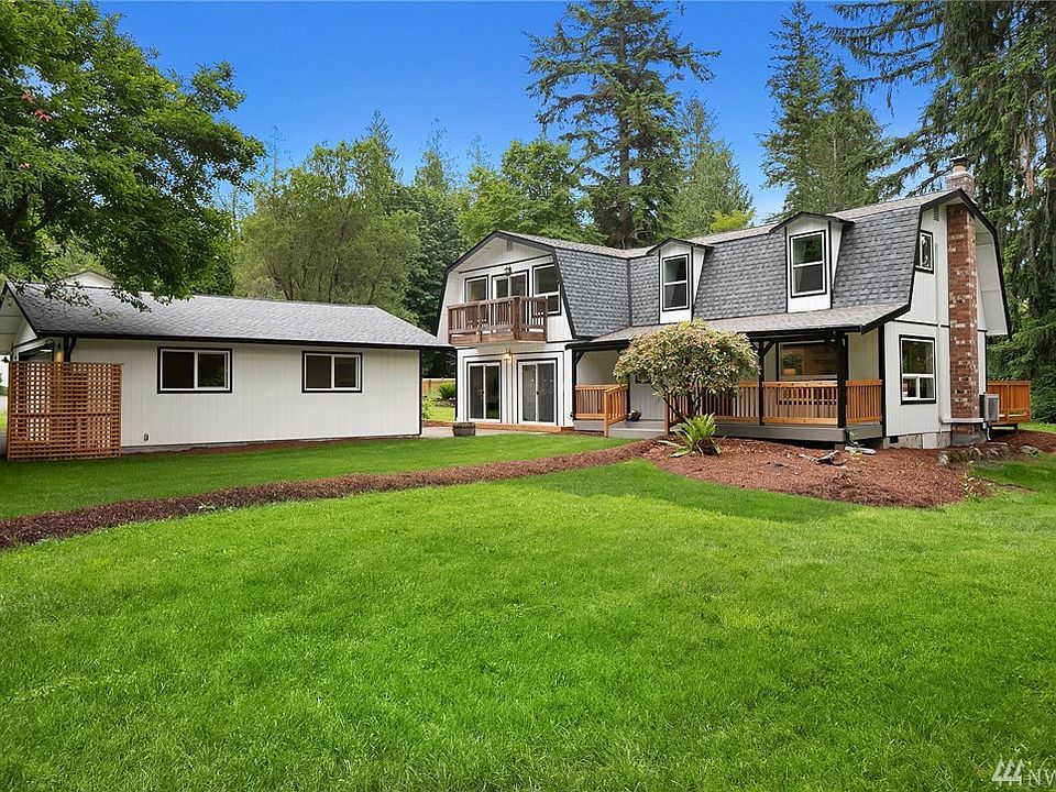 Adorable Modern Farmhouse in the heart of Snoqualmie Valley. 