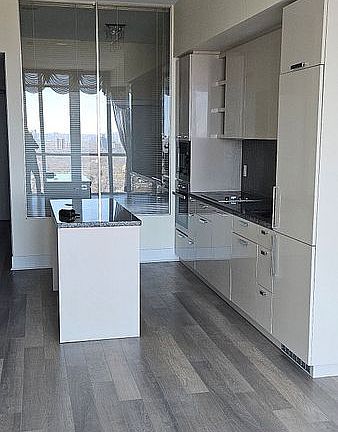 4th image of 32 Davenport Rd #2705
